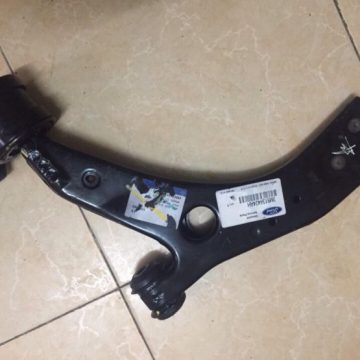 Cà ng A trưá»c trái Ford Escape