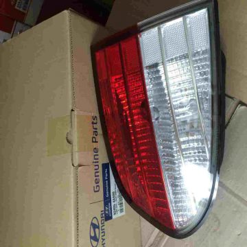 ÄÃ¨n háº­u/lÃ¡i sau trÃ¡i miáº¿ng trong Hyundai Starex