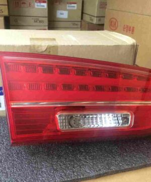 Đèn hậu miếng trong phải Hyundai Santafe 2012