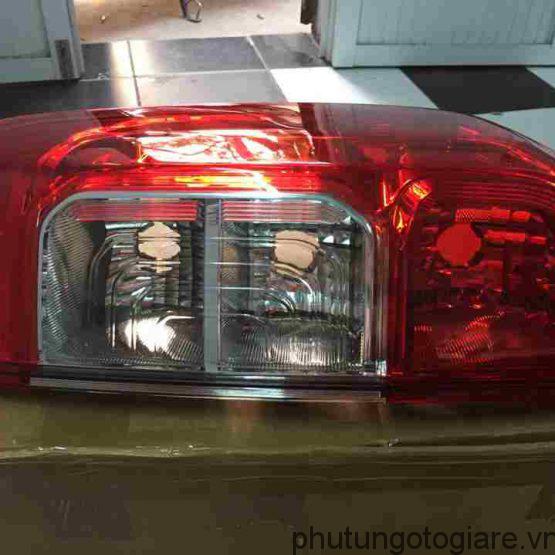 ÄÃ¨n háº­u trÃ¡i Nissan Navara NP300