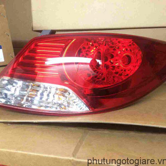 ÄÃ¨n háº­u pháº£i Hyundai Accent