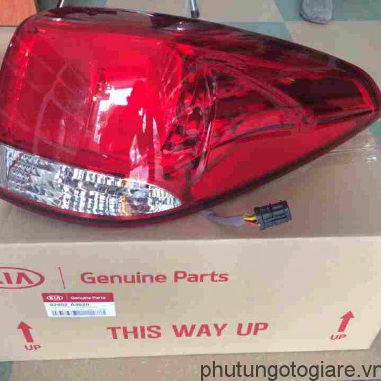 ÄÃ¨n háº­u pháº£i Kia Carens