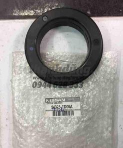 Bi bát bèo trước Nissan Livina