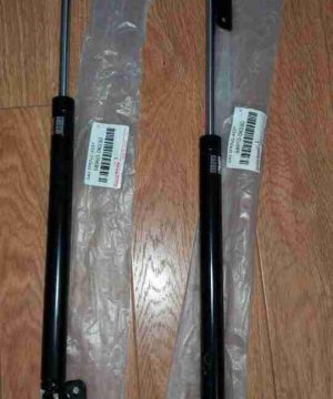 Ty cốp sau Toyota Innova 2009