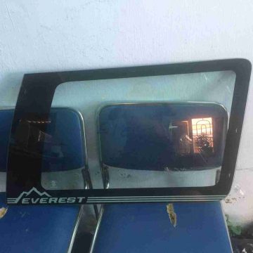 KÃnh chắn gió hông phải Ford Everest
