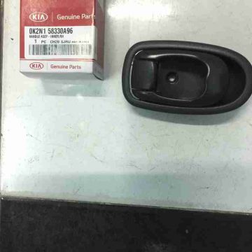 Tay má» cá»­a trong trÃ¡i Kia Spectra