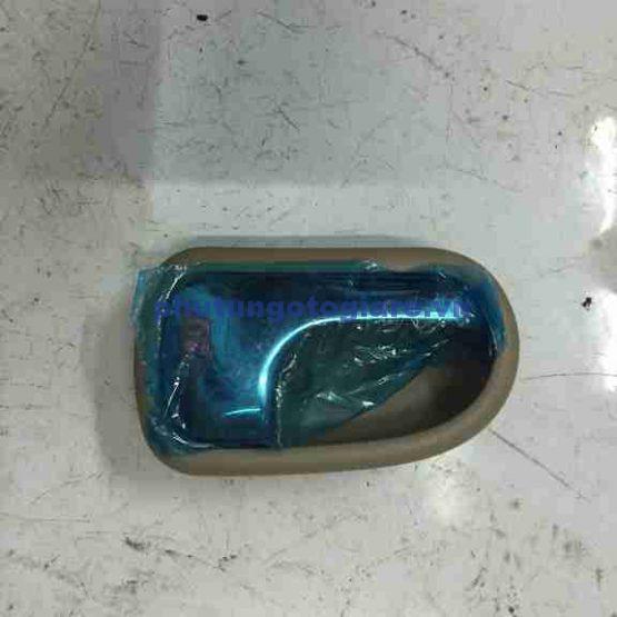 Tay mở cửa trong trái Ford Laser