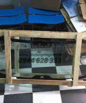 Kính chắn gió sau Toyota Fortuner
