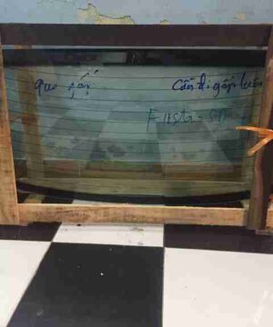 Kính chắn gió sau Ford Fiesta