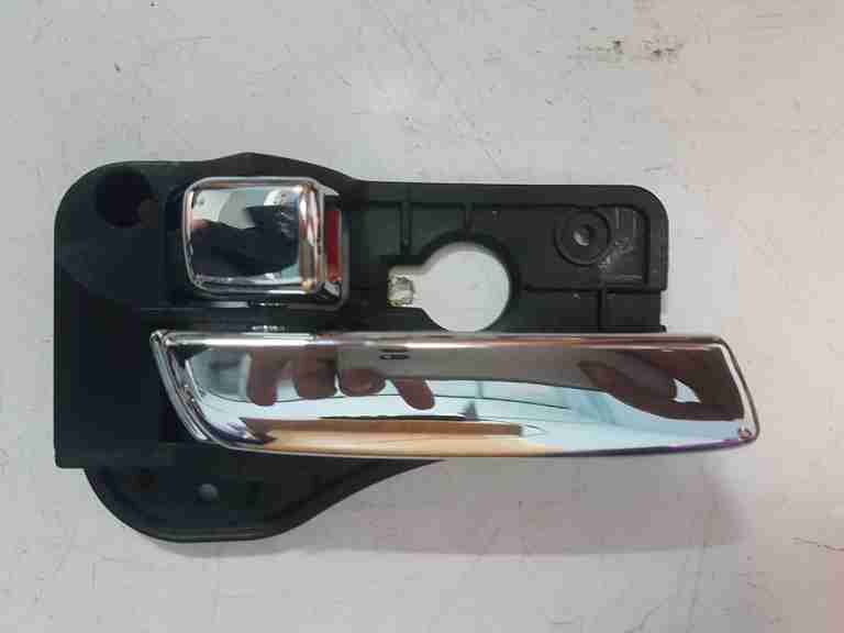 Tay mở cửa trong Kia Carens