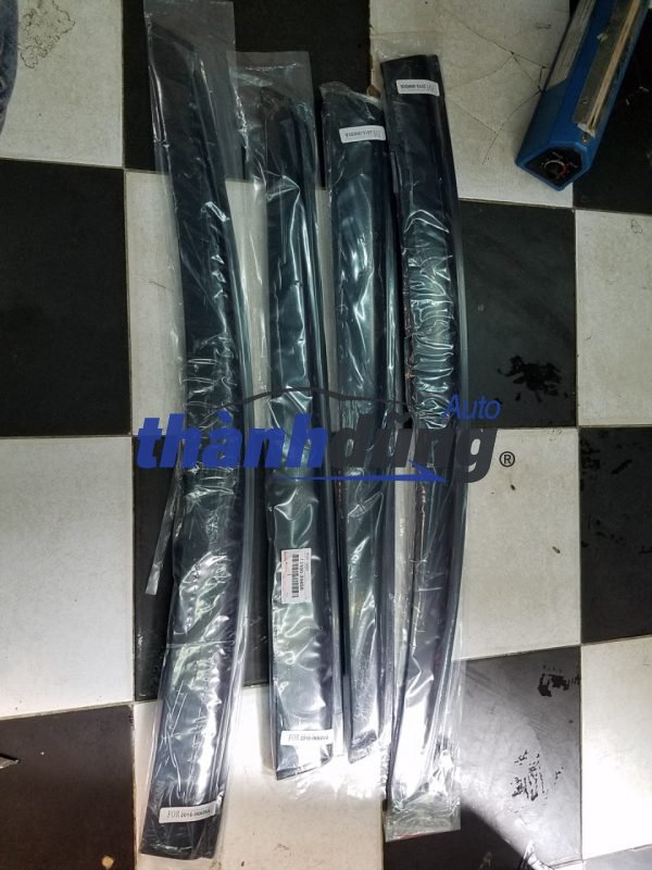 Và CHE MƯA TOYOTA INNOVA