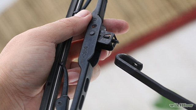 Thay gạt nước mưa ô tô sao cho đúng