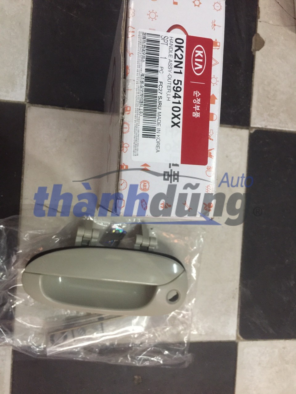 TAY MỞ CỬA NGOÀI TRƯỚC TRÁI KIA SPECTRA