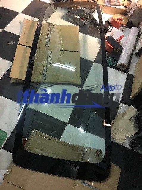 KÍNH CỐP HẬU TOYOTA HIACE