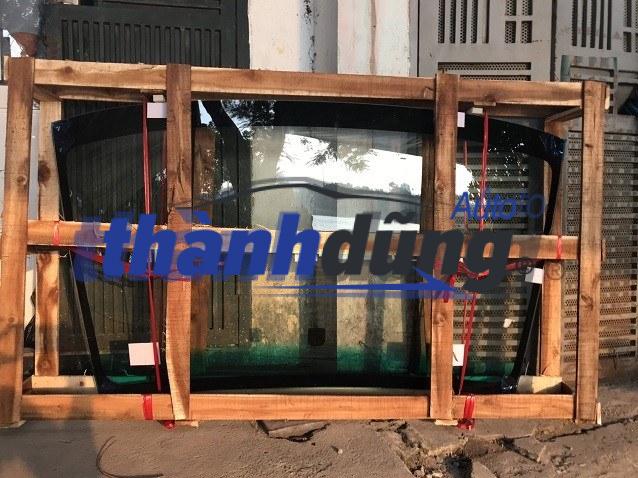 kính chắn gio trước mitsubishi pajero