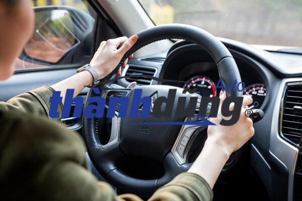 Trong quá trình điều khiển xe bằng vô lăng, cần tuân thủ một số kỹ thuật nhất định