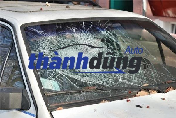 KÍNH CHẮN GIÓ BỊ VA ĐẬP NGUY HIỂM CHO NGƯỜI LÁI?