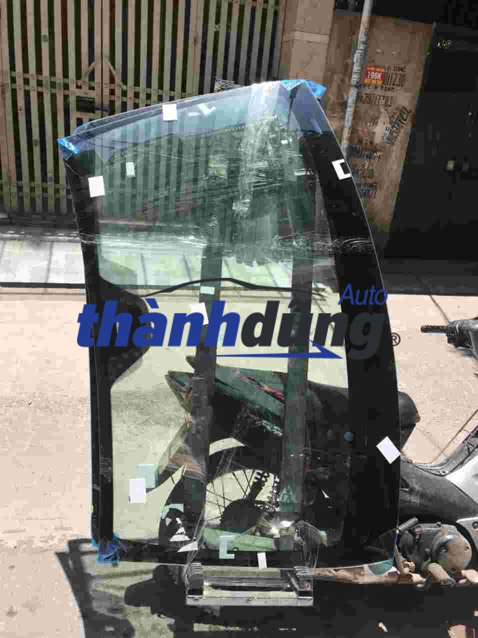 KÍNH CHẮN GIÓ TRƯỚC MERCEDES C200, C250, C300