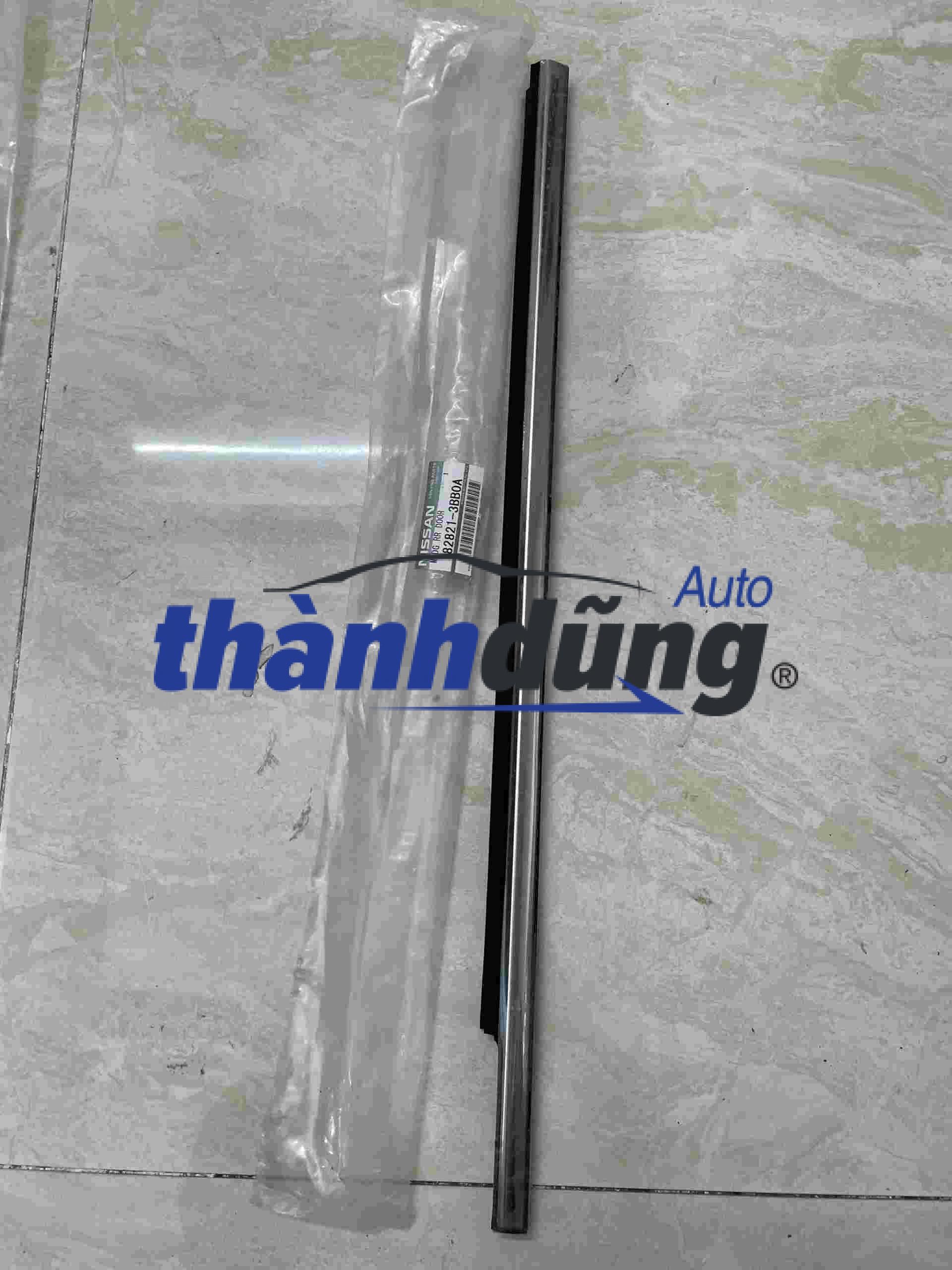 NẸP CHÂN KÍNH NGOÀI PHẢI NISSAN SUNNY