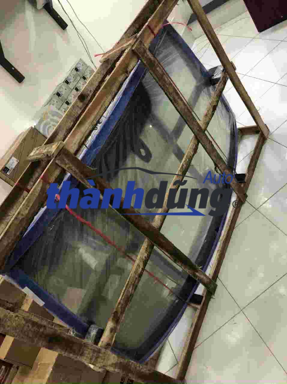 KÍNH CHẮN GIÓ TRƯỚC PORSCHE CAYENNE