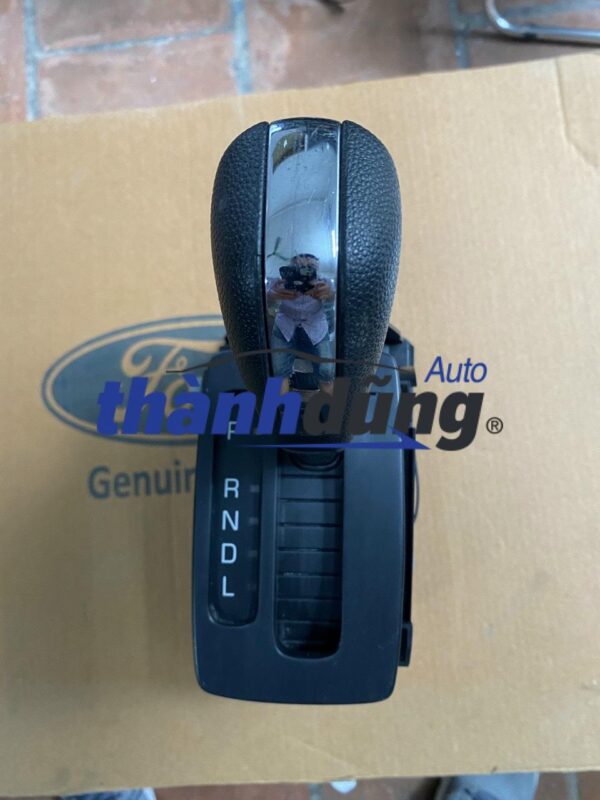 TAY NẮM CẦN SỐ AT FORD FIESTA