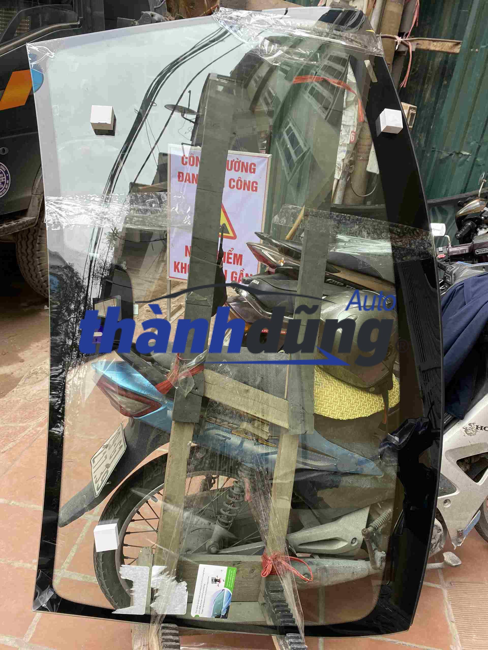 KÍNH CHẮN GIÓ TRƯỚC MERCEDES GLC63 AMG