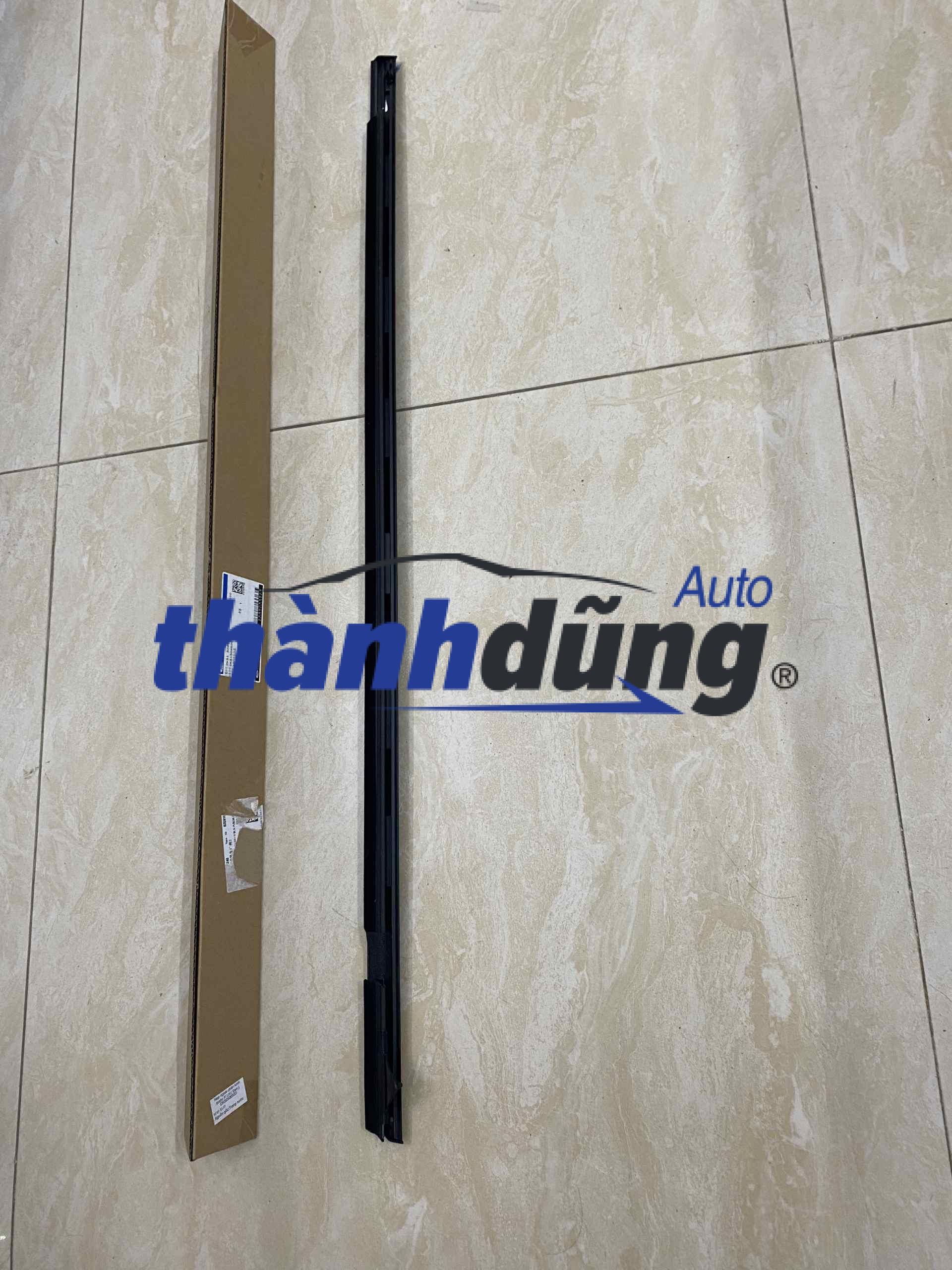 NẸP CHÂN KÍNH NGOÀI FORD FIESTA