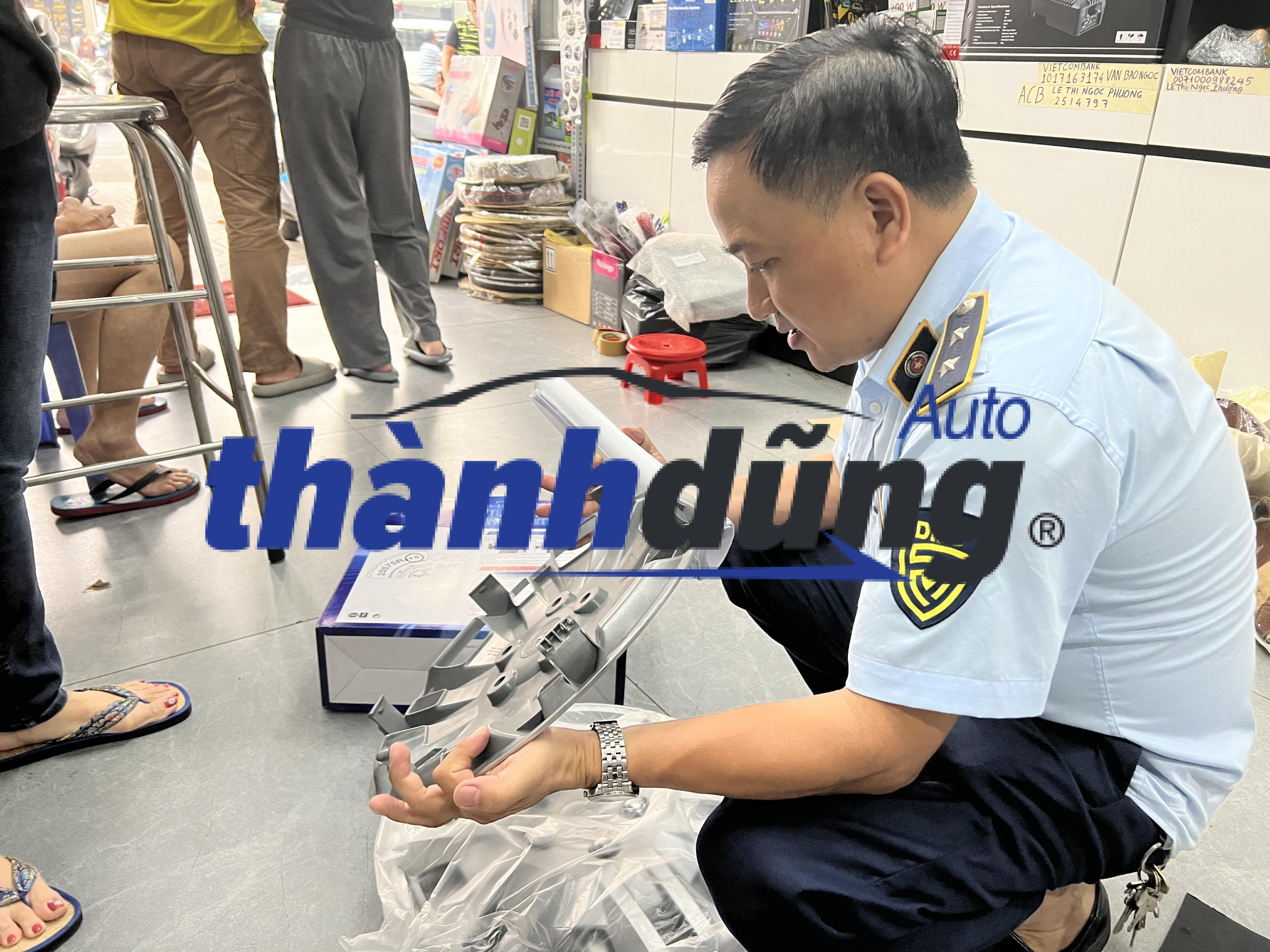 QLTT kiểm tra kho phụ tùng ô tô vi phạm