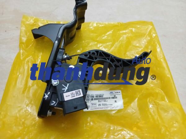 BÀN ĐẠP CHÂN GA KIA BONGO 3 2006 | 327004E002