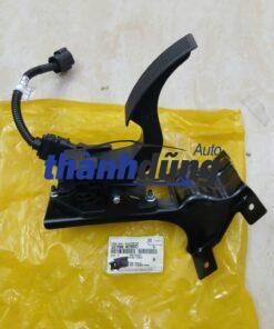 BÀN ĐẠP CHÂN GA KIA BONGO 3 2004-2010 | 327004E000