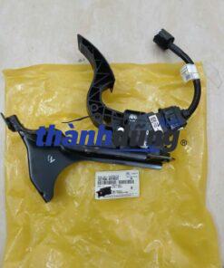 BÀN ĐẠP CHÂN GA KIA BONGO 3 2004-2010 | 327004E000