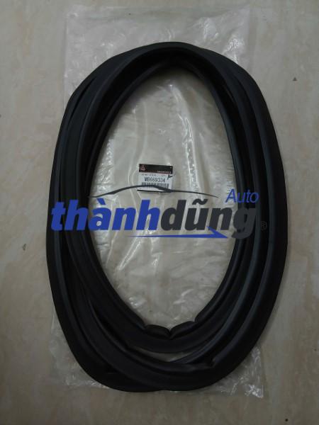 GIOĂNG CỐP SAU MITSUBISHI PAJERO 2000-2007 | MB669334