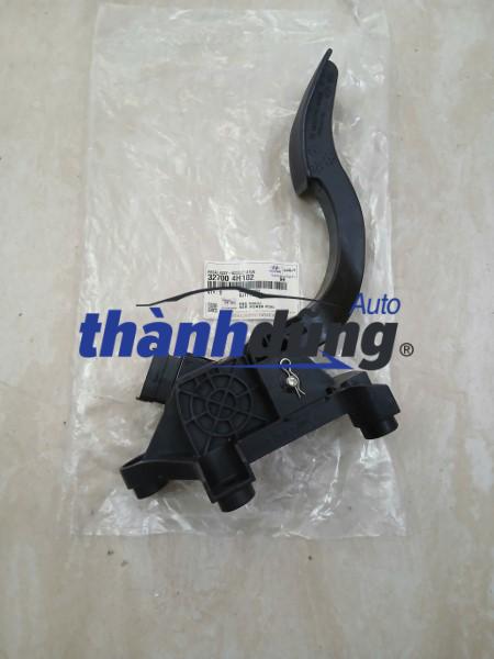 BÀN ĐẠP CHÂN GA HYUNDAI STAREX 2012-2018 | 327004H102